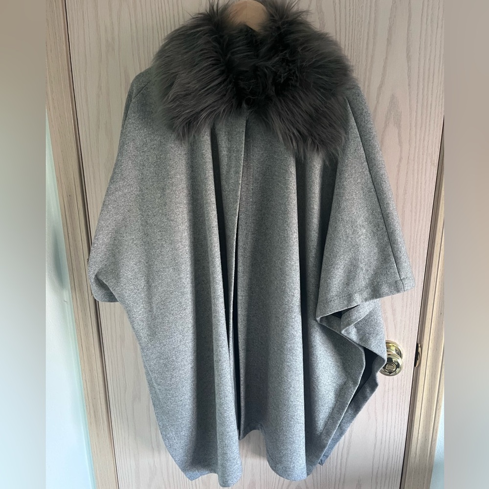 NWOT Forever 21 Gray cape with removable faux fur collar